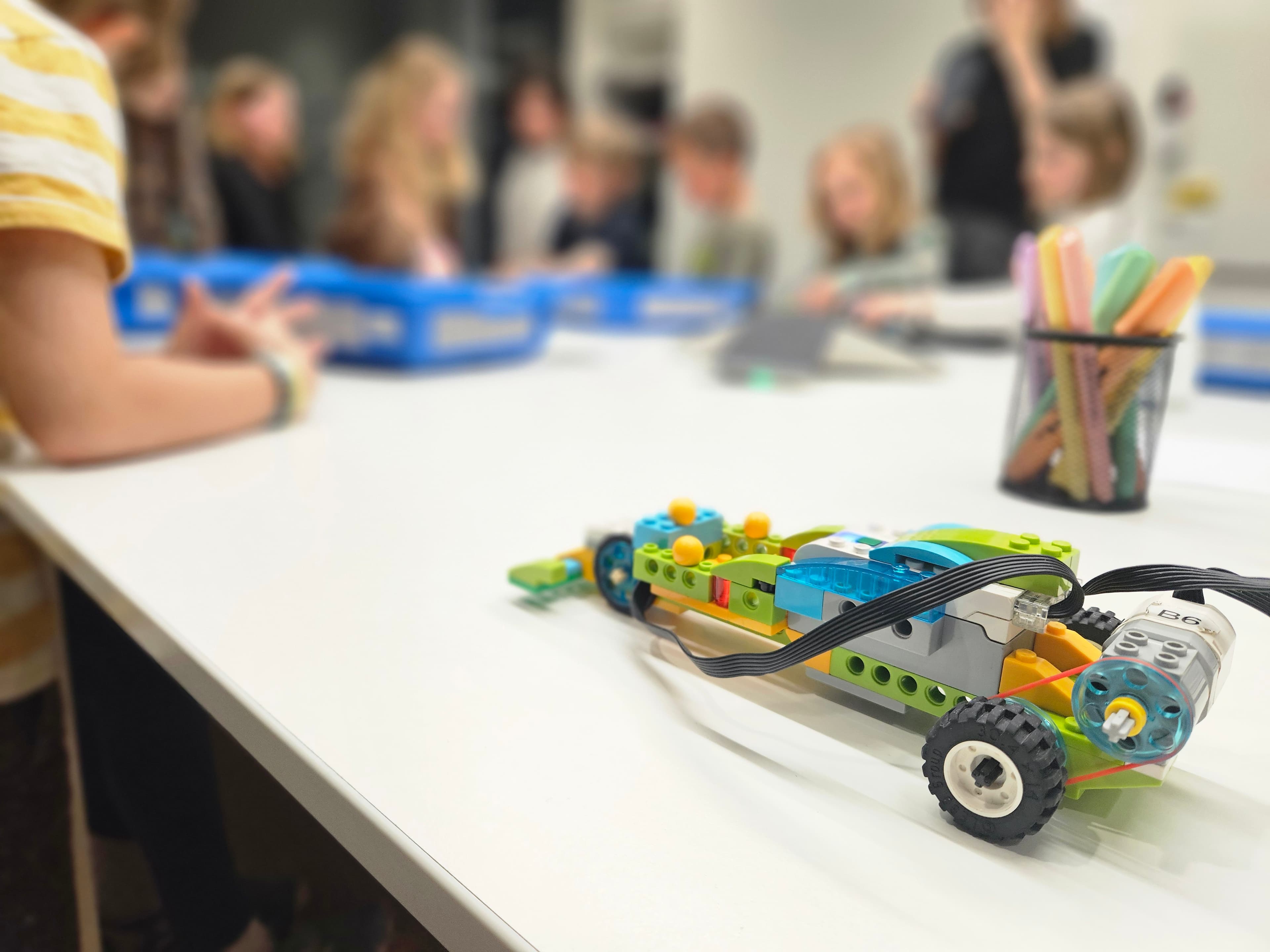🤖Lektor/ka kroužku robotiky s Legem pro děti (200–350 Kč/h)